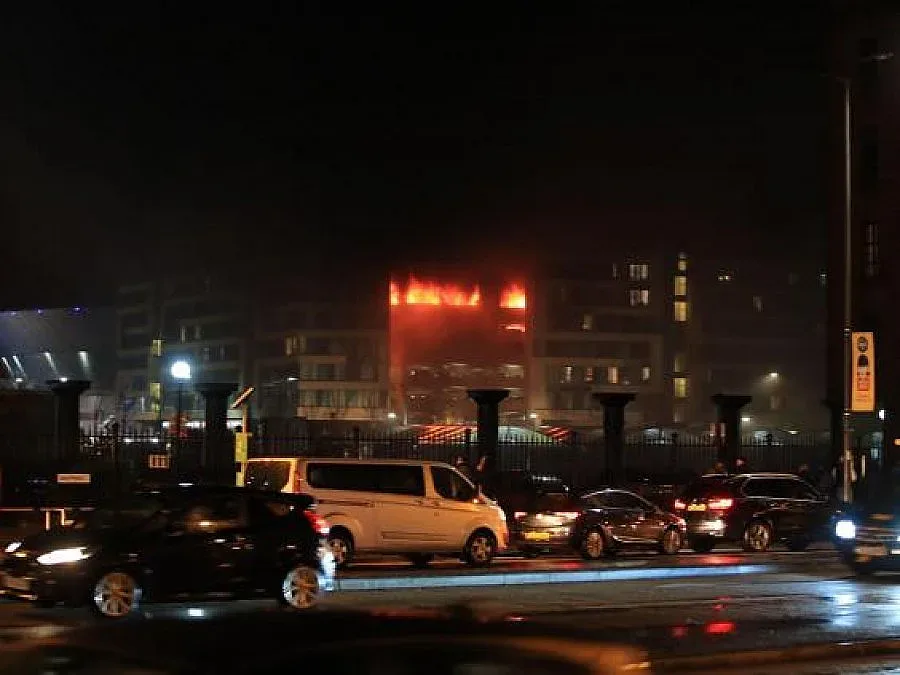 Пожар изпепели 1400 автомобила в Ливърпул