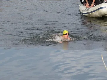 Русенец преплува езеро, за да помогне на болно дете 