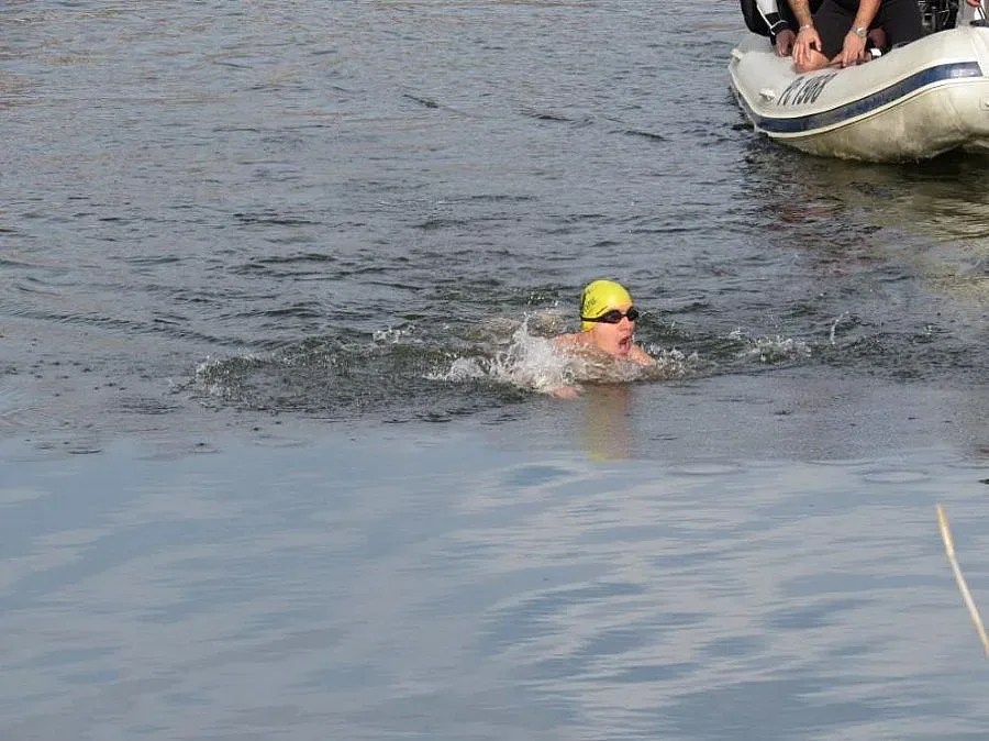Русенец преплува езеро, за да помогне на болно дете 
