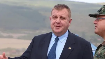 Каракачанов: Заплатите на военните скачат с 10% от 1 януари