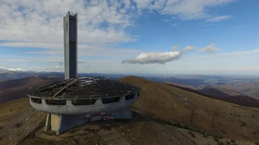6 полицаи във фургон поемат охраната на дома-паметник на Бузлуджа