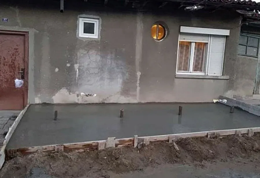 Семейство осъмна със спирка пред прозореца