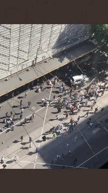 Шофьор влетя с колата си върху пешеходци в Мелбърн