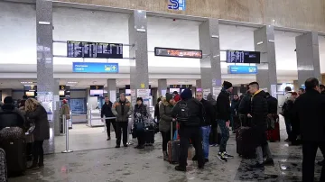 Проверяват офисите на фалиралия туроператор