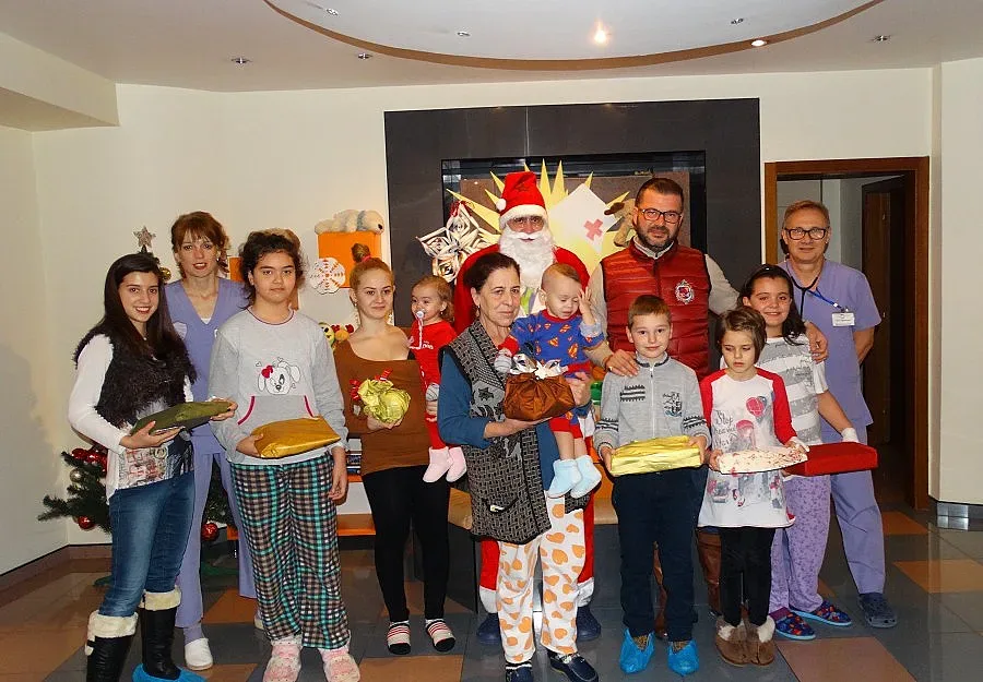 Дядо Коледа зарадва малките пациенти на „Медлайн"