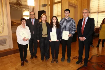 Антонина Стоянова откри в Двореца 3 картини от вуйчо си