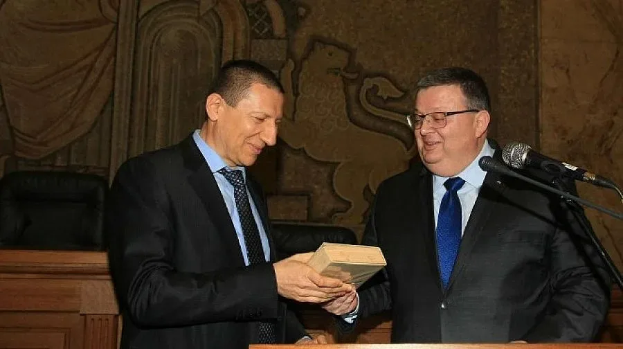 Новият шеф на Следствието иска делата за корупция