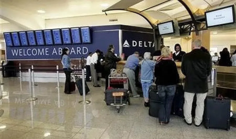 Спиране на тока предизвика хаос на най-натовареното летище в света 