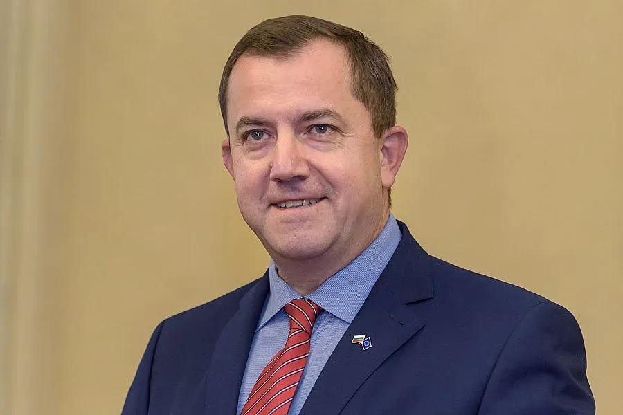 Трябва да преведем европейския кораб през бурното море