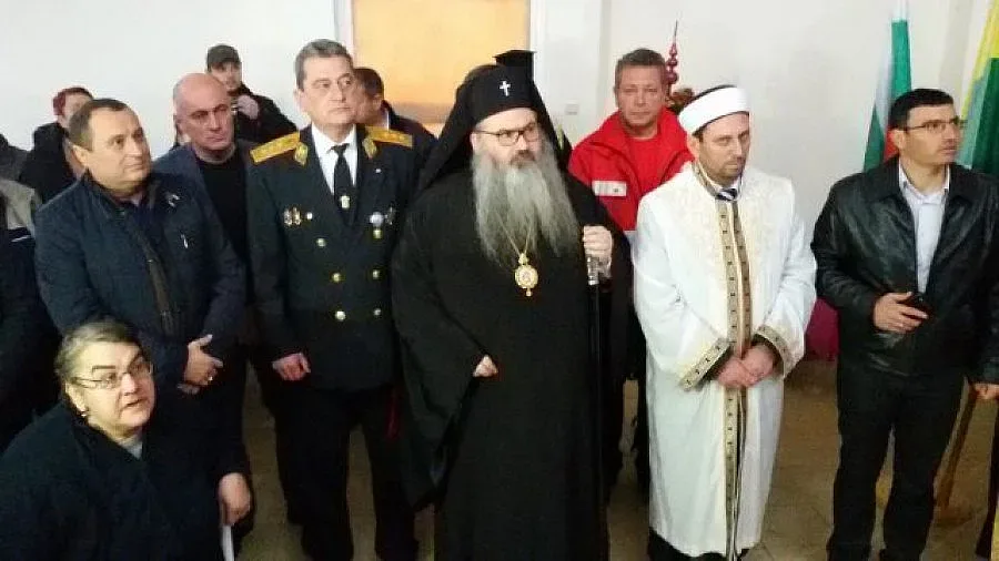 Хитрино почете жертвите по християнски и мюсюлмански обичай