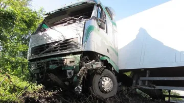 ТИР с телета се обърна в Северозапада
