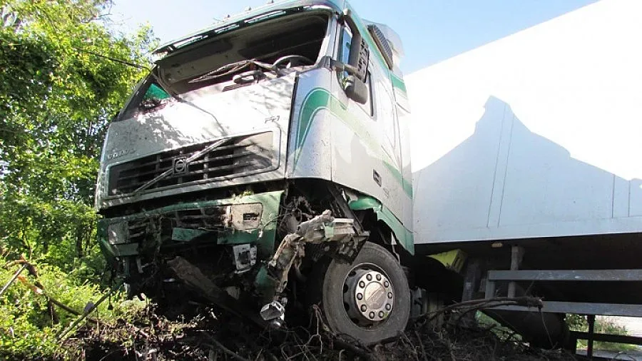 ТИР с телета се обърна в Северозапада