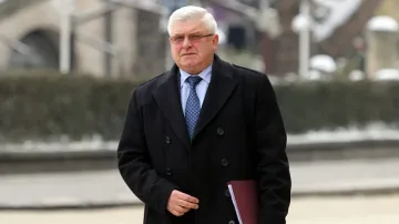 Държавата ще решава индивидуално за пациенти, които не се покриват от НЗОК