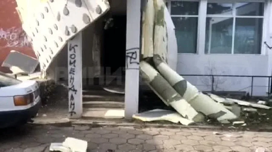 Силният вятър бутна изолацията на блок в София 