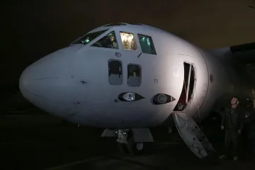 Военен „Спартан“ транспортира момче за спешно лечение в Германия