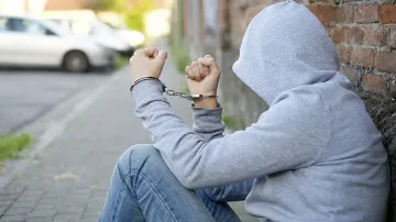 Избягали от час ученици обраха две жени за 10 минути