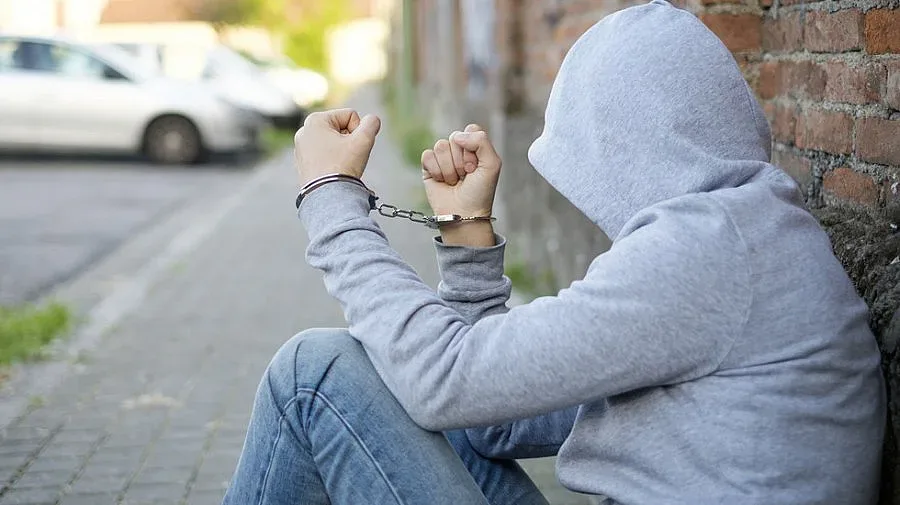 Избягали от час ученици обраха две жени за 10 минути