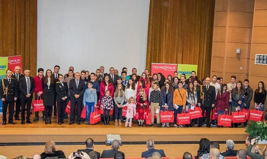 Раздадоха по 700 лв. и ваучери на деца на пострадали полицаи