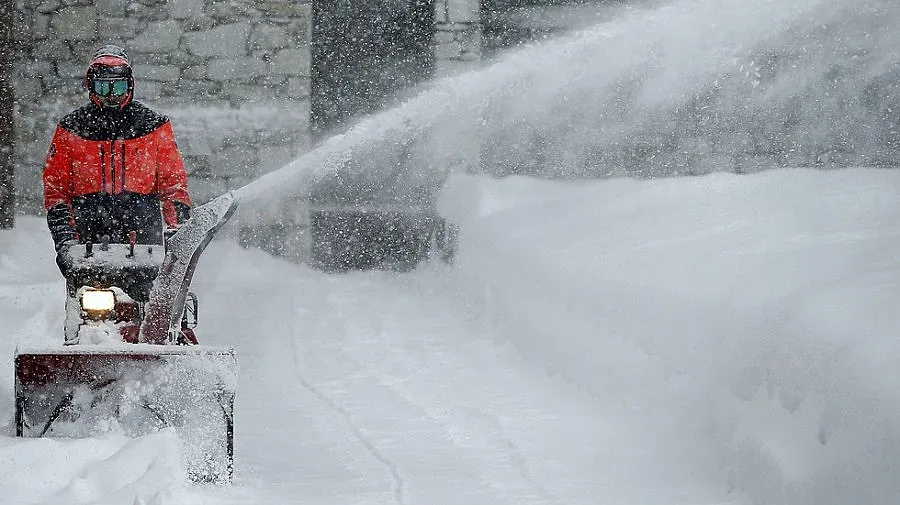 Сняг парализира Западна Европа