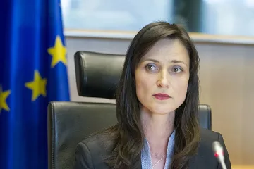 "Монд" обяви Мария Габриел за борец срещу фалшивите новини