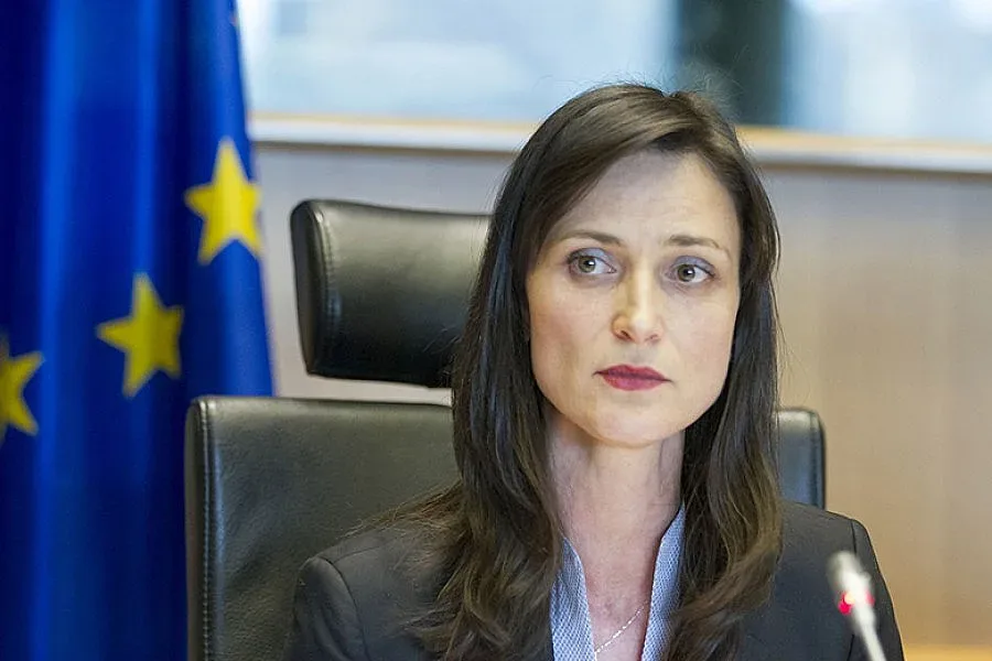 "Монд" обяви Мария Габриел за борец срещу фалшивите новини