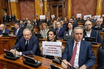 Екшън в сръбския парламент. Народните представители се замерят с бутилки