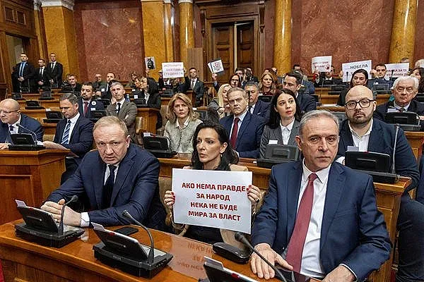 Екшън в сръбския парламент. Народните представители се замерят с бутилки
