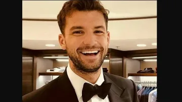 Григор между сервитьори с кафези и готвачи-маси