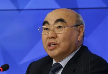 Замеряха с яйца експрезидента на Киргизстан, дъщеря му удари нападателя