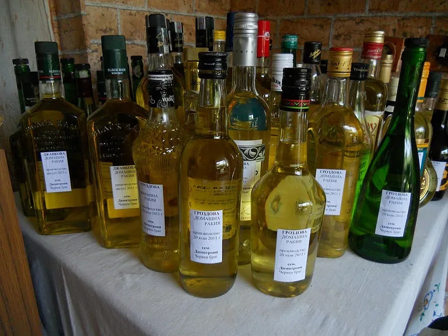 Апаши задигнаха литри уиски и домашна ракия в Лом