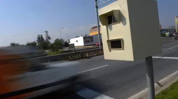 Светкавици в мобилните камери дебнат шофьорите и през нощта