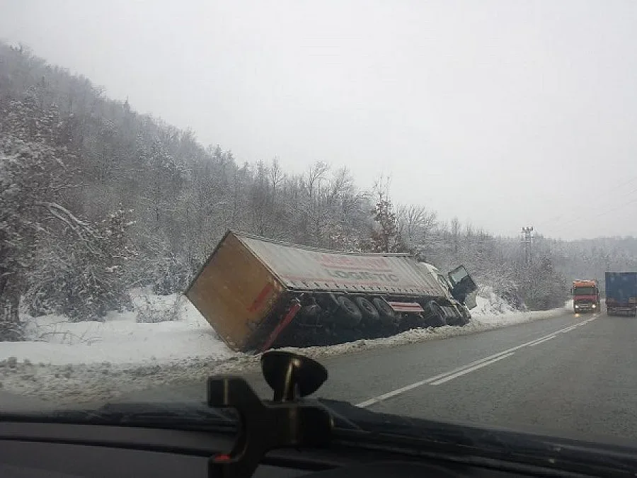 ТИР-ове катастрофираха в снега в Прохода на републиката /ОБНОВЕНА/