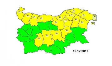 Дъжд и жълт код в половин България заради вятър