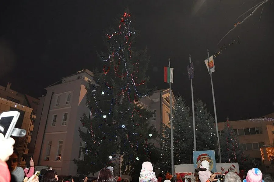 С театър за малките запалиха елхата в Разлог