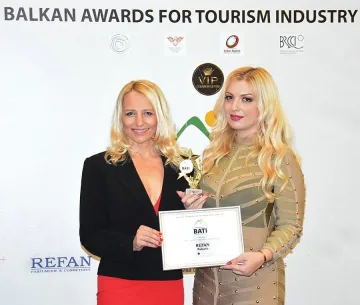 Световна шампионка по бокс Дейзи Ланг връчи на REFAN туристически Оскар