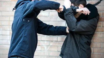 Младежи изкъртиха вратата на училище, за да се саморазправят с ученик