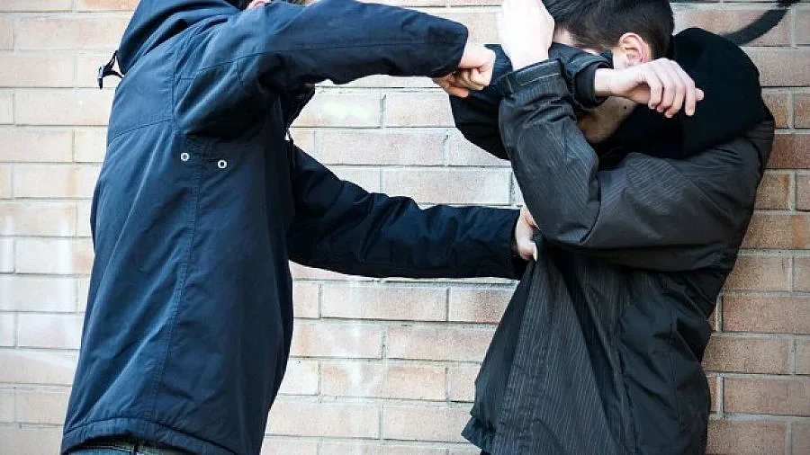 Младежи изкъртиха вратата на училище, за да се саморазправят с ученик