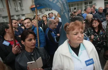 Трети ден работещи в "Пирогов" протестират срещу директора си