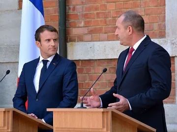 Радев изпълнява полет на изтребител във Франция