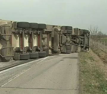 Обърнат ТИР с тухли блокира "Хемус" край София /ОБНОВЕНА/