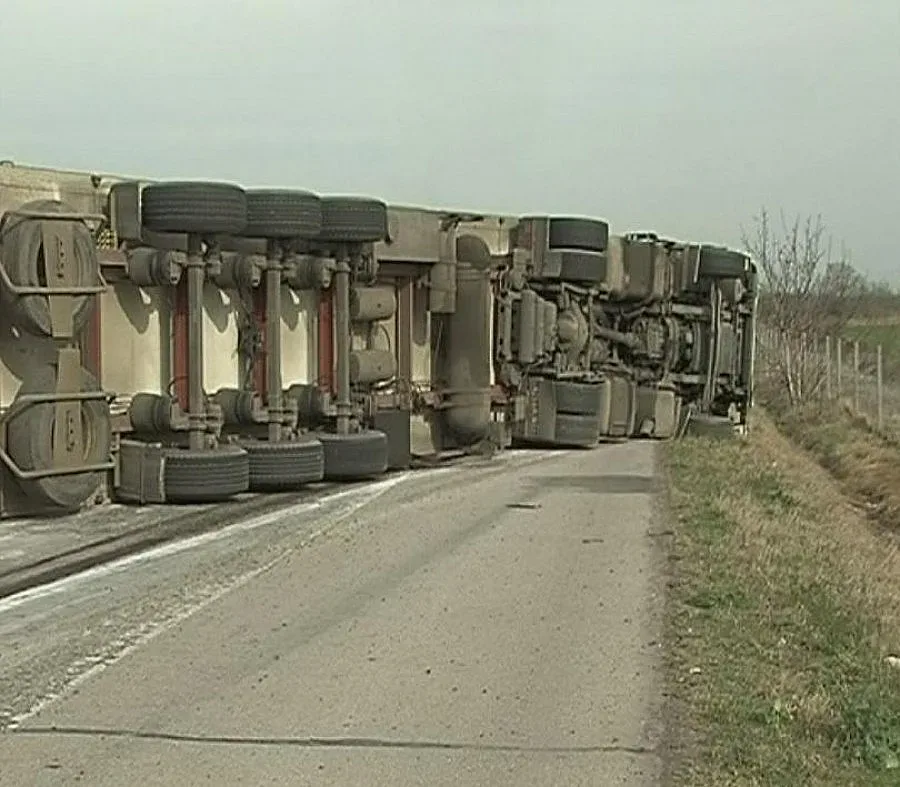Обърнат ТИР с тухли блокира "Хемус" край София /ОБНОВЕНА/