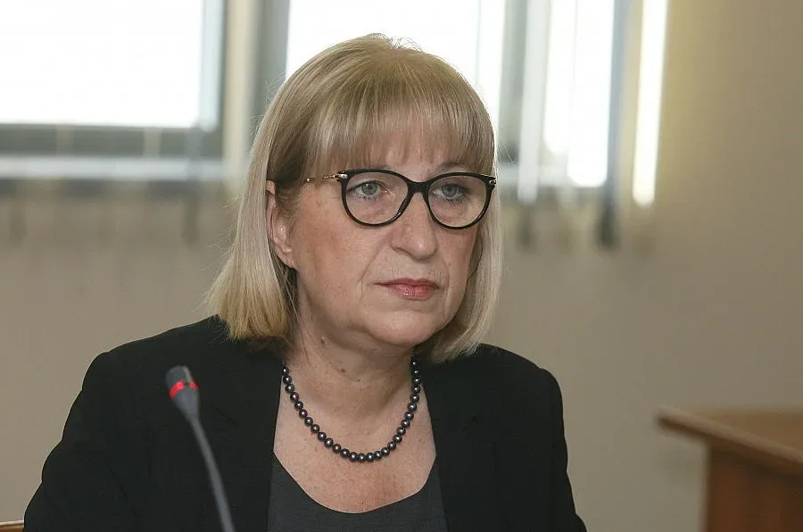 Цачева: Правителството не може да се меси в делата за царските имоти /ОБНОВЕНА/