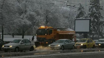 Опесъчават София заради снега
