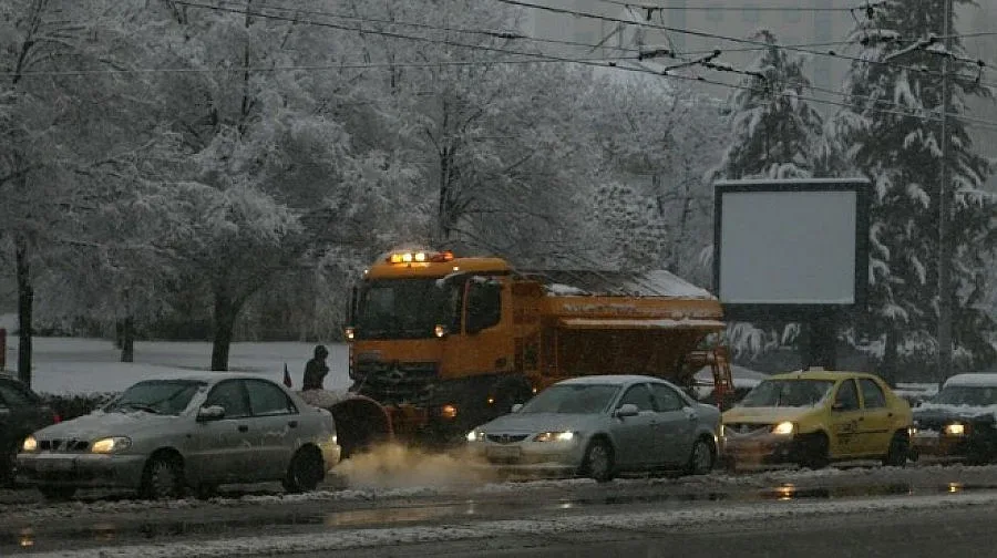 Опесъчават София заради снега