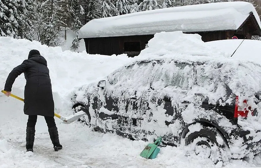 Обилни снеговалежи предизвикаха проблеми в Германия