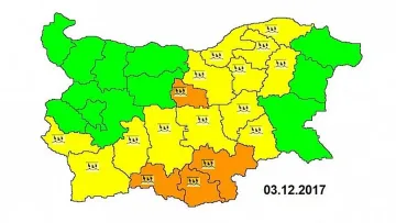 Предупреждават за валежи в 17 области в страната