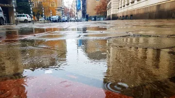 15 сигнала за запушени шахти и наводнени мазета през нощта в София