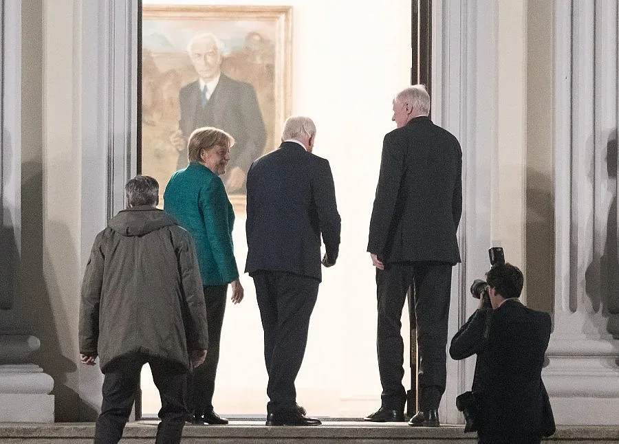 ОБЗОР: Фалшива новина на "Билд" скара Меркел и Шулц