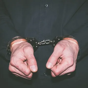 Двама задържани за запаления джип на шефа на затвора