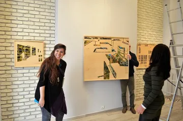 Калия Калъчева рисува геометрия върху дърво